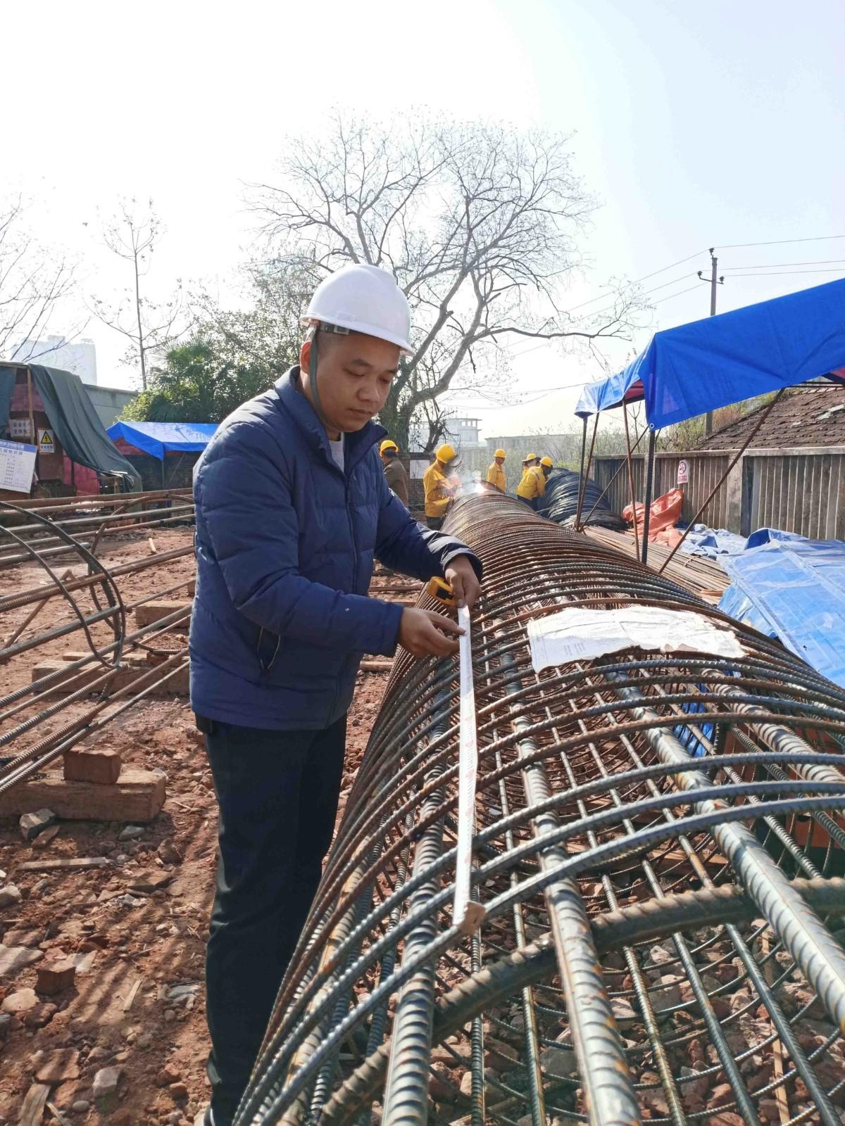 馮建華在測(cè)量鋼筋籠箍筋間距_副本.jpg